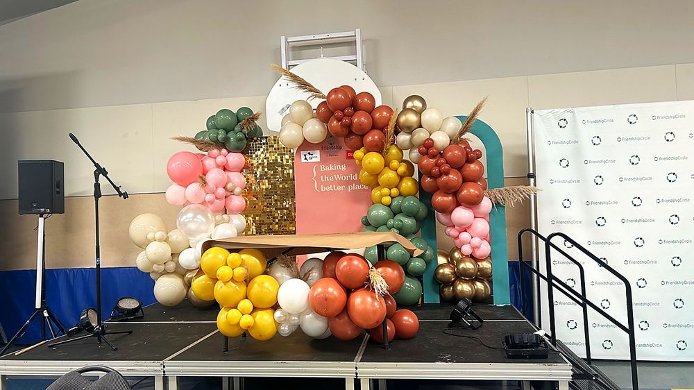 Stage decorated with balloon garlands for a corporate event in Montreal