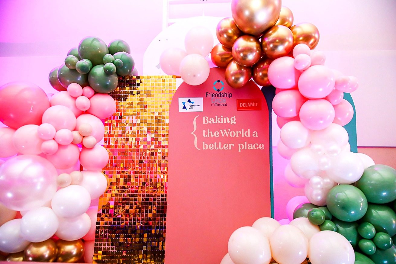 Balloon garland and shimmer wall backdrop at a corporate event in Montreal