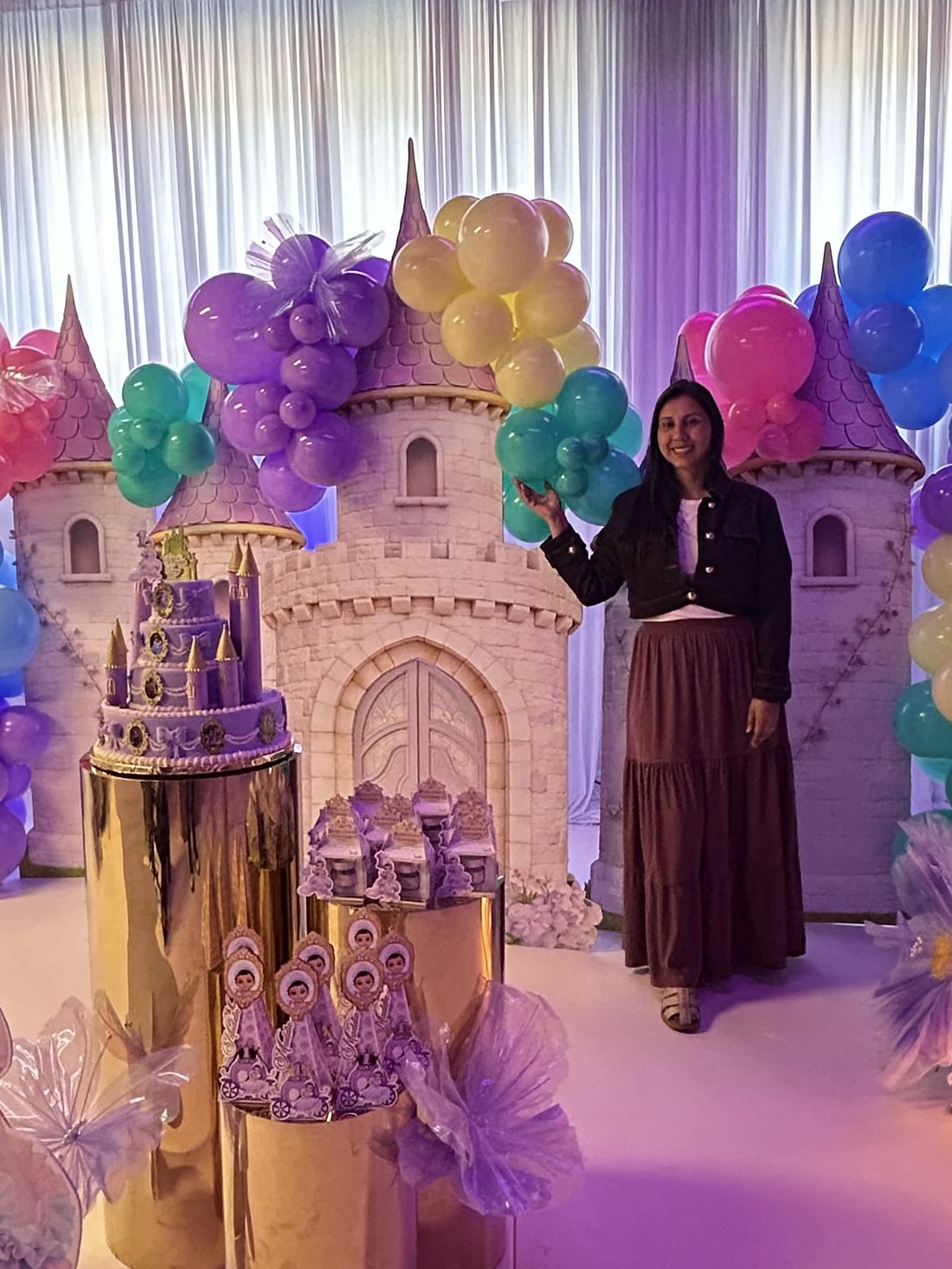 Adriana of JAS Events MTL beside a princess castle setup for a first birthday in Montreal